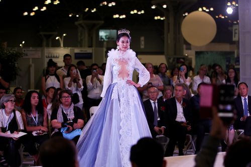 的第二十届中国纺织品服装贸易展览会上,模特展示中国厂商生产的产品